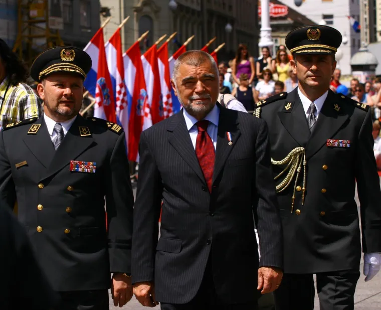 Nekad je današnji dan bio praznik, slavilo se i mimohodima na Trgu: Prisjetite se ceremonija iz Sanaderove ere