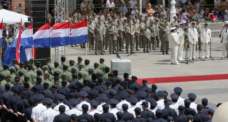 Nekad je današnji dan bio praznik, slavilo se i mimohodima na Trgu: Prisjetite se ceremonija iz Sanaderove ere