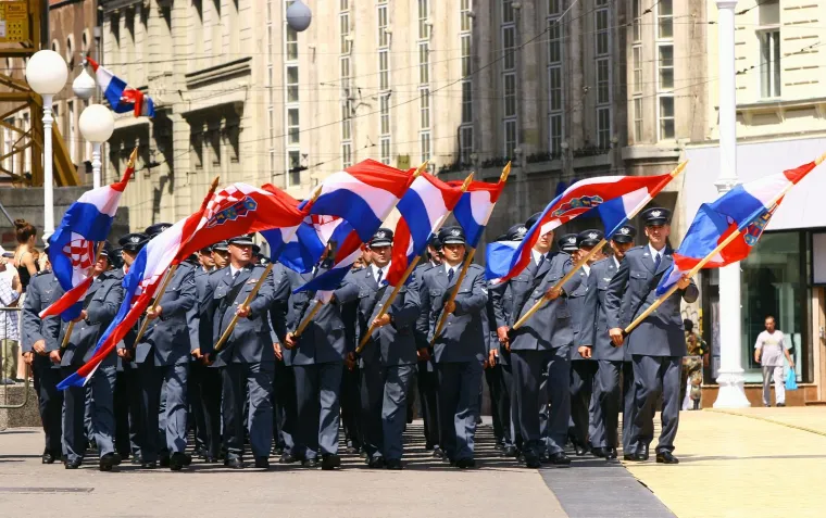 Nekad je dana&scaron;nji dan bio praznik, slavilo se i mimohodima na Trgu: Prisjetite se ceremonija iz Sanaderove ere