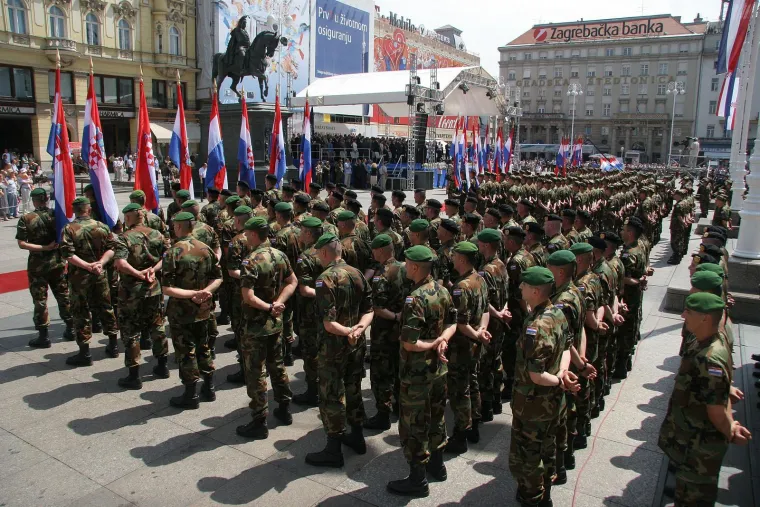 Nekad je dana&scaron;nji dan bio praznik, slavilo se i mimohodima na Trgu: Prisjetite se ceremonija iz Sanaderove ere
