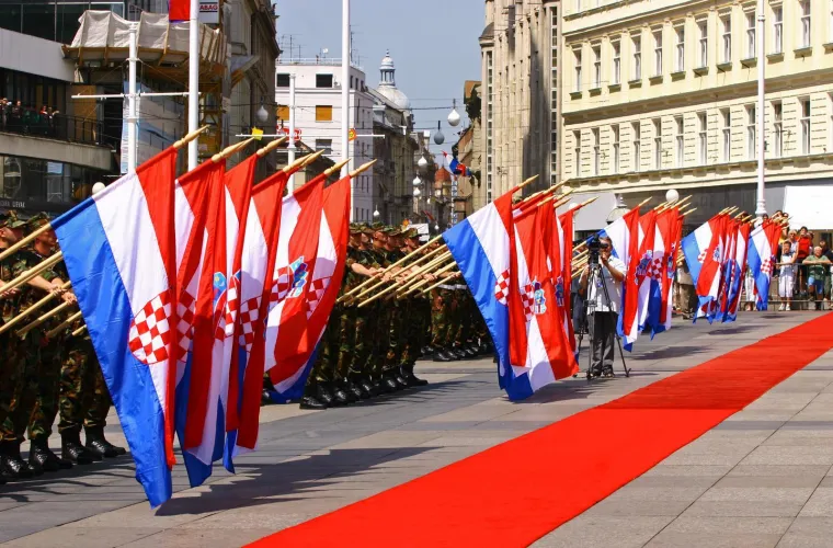 Nekad je dana&scaron;nji dan bio praznik, slavilo se i mimohodima na Trgu: Prisjetite se ceremonija iz Sanaderove ere