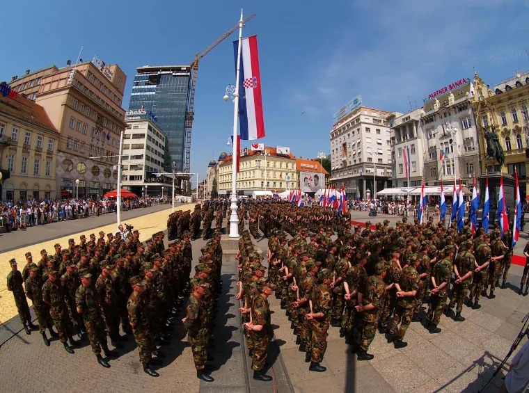 Nekad je dana&scaron;nji dan bio praznik, slavilo se i mimohodima na Trgu: Prisjetite se ceremonija iz Sanaderove ere