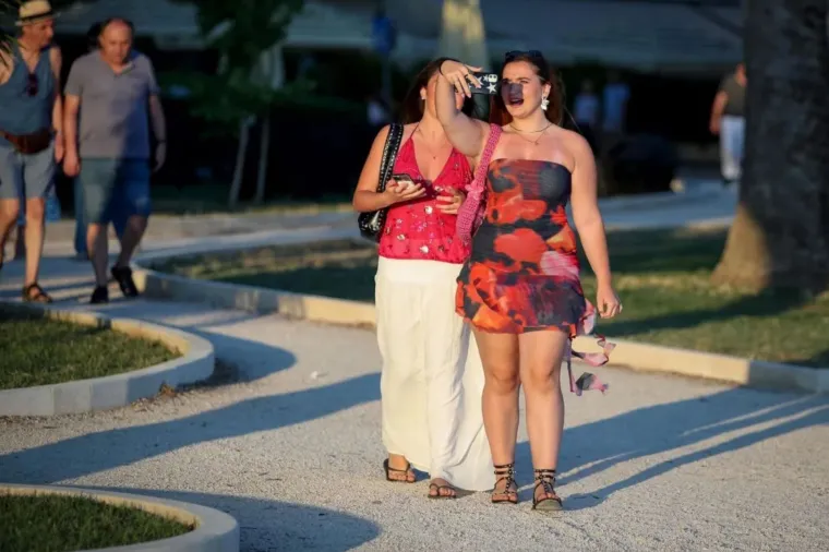 Zgodna brineta nosila je ono &scaron;to je 2024. bio hit, a sve zbog Baby Lasagne