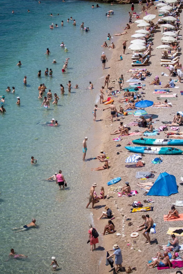 Vrućina im ne smeta: Dubrovčani se kupaju, a Zagrepčani 'kuhaju' na asfaltu