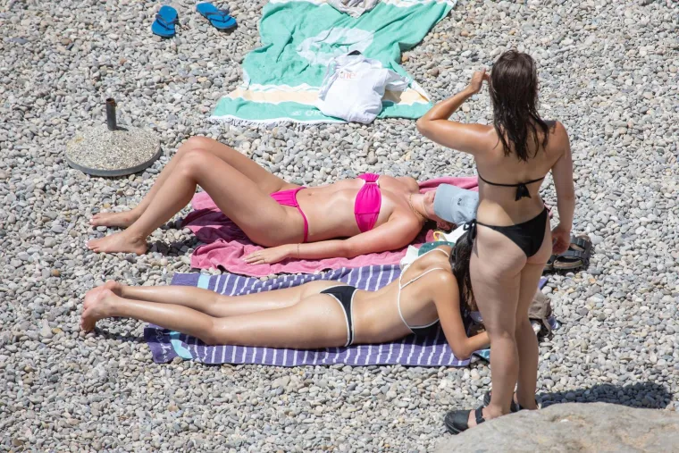 Vrućina im ne smeta: Dubrovčani se kupaju, a Zagrepčani 'kuhaju' na asfaltu