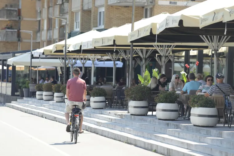 Vrućina im ne smeta: Dubrovčani se kupaju, a Zagrepčani 'kuhaju' na asfaltu