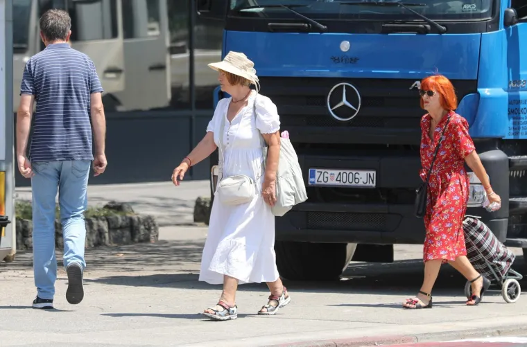 Vrućina im ne smeta: Dubrovčani se kupaju, a Zagrepčani 'kuhaju' na asfaltu