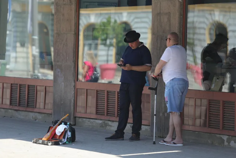 Vrućina im ne smeta: Dubrovčani se kupaju, a Zagrepčani 'kuhaju' na asfaltu