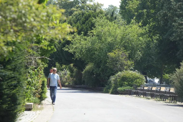 Vrućina im ne smeta: Dubrovčani se kupaju, a Zagrepčani 'kuhaju' na asfaltu
