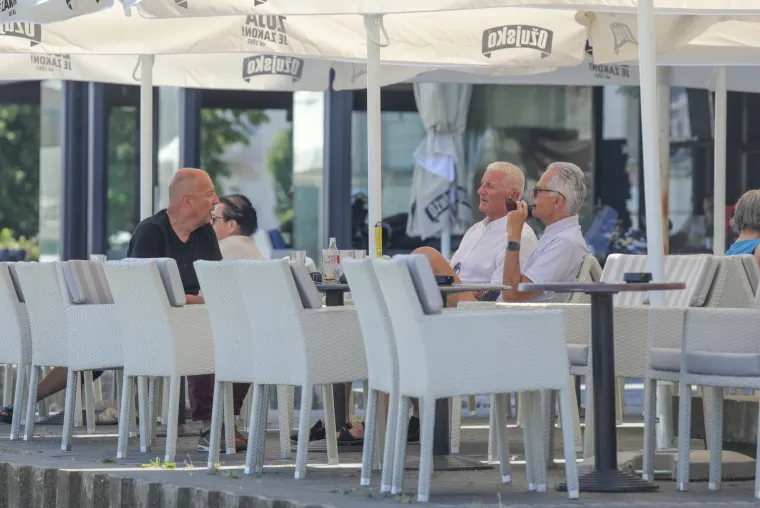 Vrućina im ne smeta: Dubrovčani se kupaju, a Zagrepčani 'kuhaju' na asfaltu