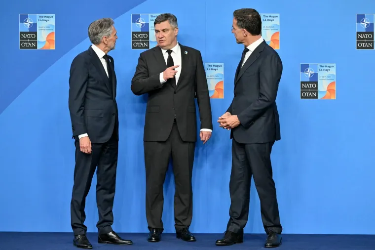 Pogledajte s kojom dvojicom je Milanović pozirao na NATO samitu: 'Nisam dobro, vučem koronu'
