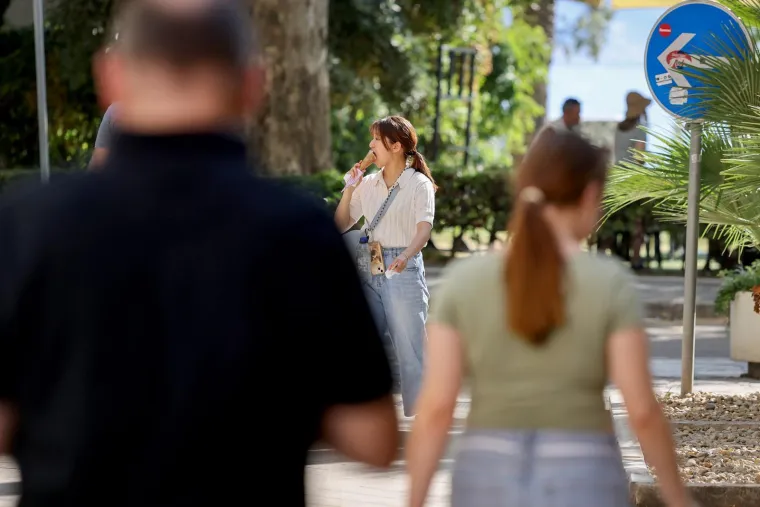 U Zadru nije vruće samo zbog temperature: Mještani na rivi pokazali zavidne figure