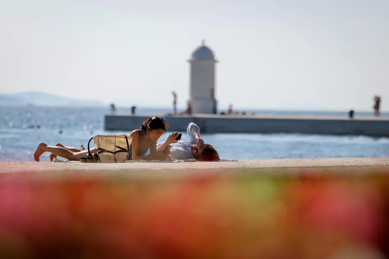U Zadru nije vruće samo zbog temperature: Mještani na rivi pokazali zavidne figure