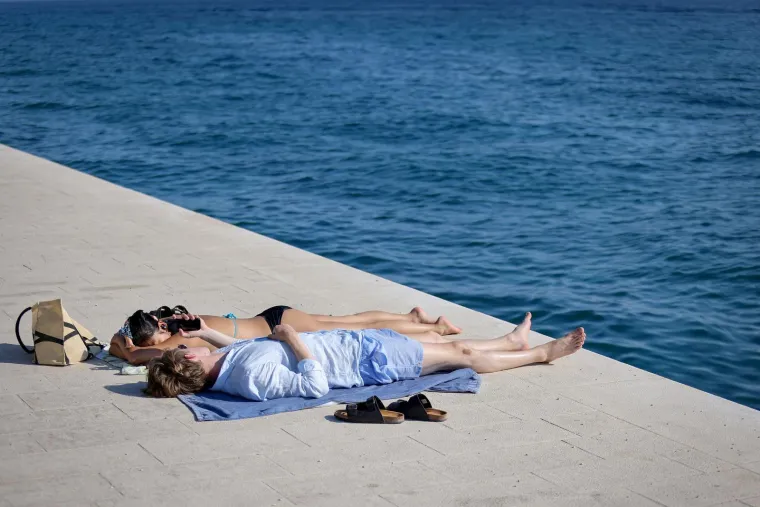 U Zadru nije vruće samo zbog temperature: Mještani na rivi pokazali zavidne figure
