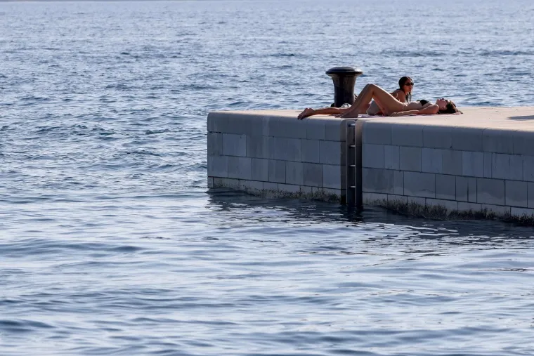 U Zadru nije vruće samo zbog temperature: Mještani na rivi pokazali zavidne figure