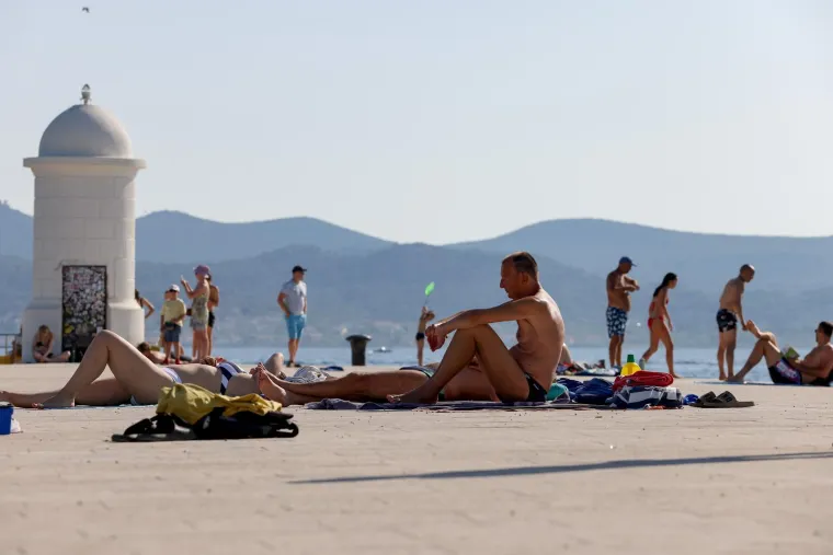 U Zadru nije vruće samo zbog temperature: Mještani na rivi pokazali zavidne figure