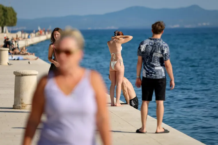 U Zadru nije vruće samo zbog temperature: Mještani na rivi pokazali zavidne figure