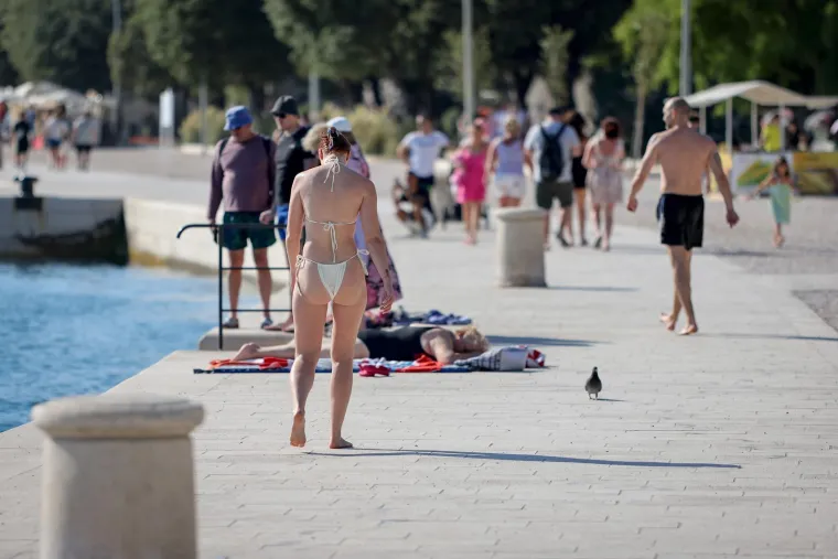 U Zadru nije vruće samo zbog temperature: Mještani na rivi pokazali zavidne figure