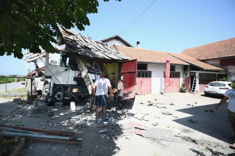 Kamionom uletio u kuću u Zagrebu, pogledajte uznemirujuće fotografije: 'Vidio sam kako gubi nadzor'