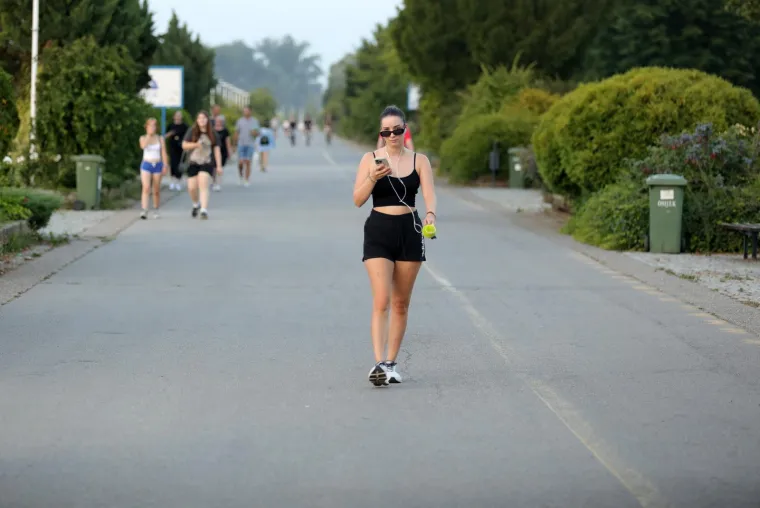 Dama u pripijenom crvenom kompletu istaknula vitku figuru i podigla temperaturu u Osijeku