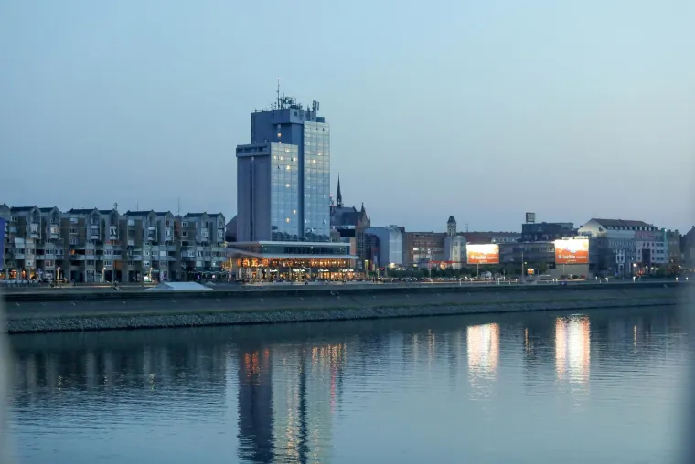 Dama u pripijenom crvenom kompletu istaknula vitku figuru i podigla temperaturu u Osijeku