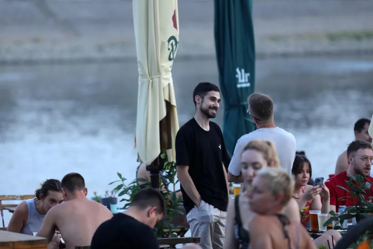 Dama u pripijenom crvenom kompletu istaknula vitku figuru i podigla temperaturu u Osijeku