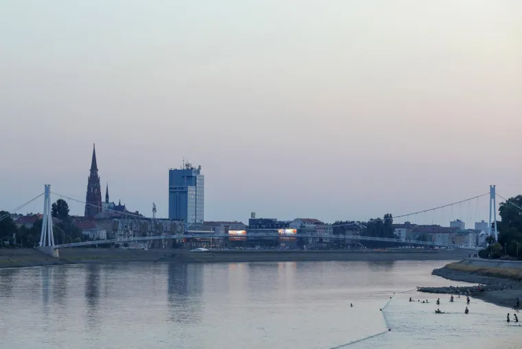 Dama u pripijenom crvenom kompletu istaknula vitku figuru i podigla temperaturu u Osijeku