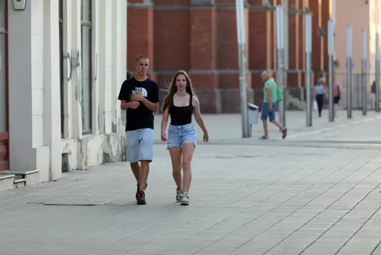 Dama u pripijenom crvenom kompletu istaknula vitku figuru i podigla temperaturu u Osijeku