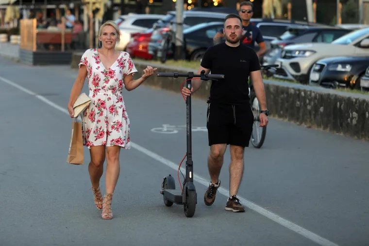Dama u pripijenom crvenom kompletu istaknula vitku figuru i podigla temperaturu u Osijeku
