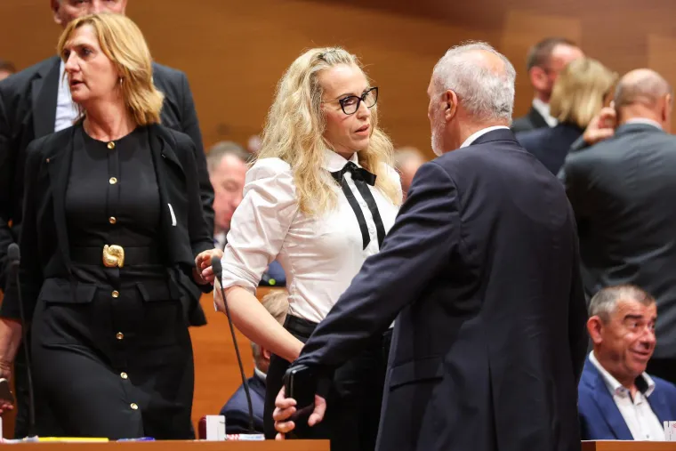 Ne zna se koja je elegantnija: Dame u Saboru odu&scaron;evile modnim izdanjima