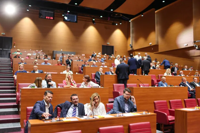 Ne zna se koja je elegantnija: Dame u Saboru odu&scaron;evile modnim izdanjima