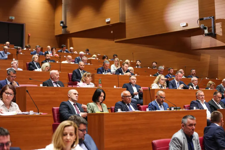 Ne zna se koja je elegantnija: Dame u Saboru odu&scaron;evile modnim izdanjima