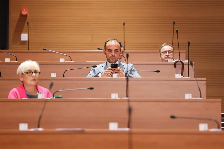 Ne zna se koja je elegantnija: Dame u Saboru odu&scaron;evile modnim izdanjima