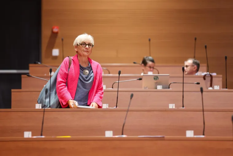 Ne zna se koja je elegantnija: Dame u Saboru odu&scaron;evile modnim izdanjima