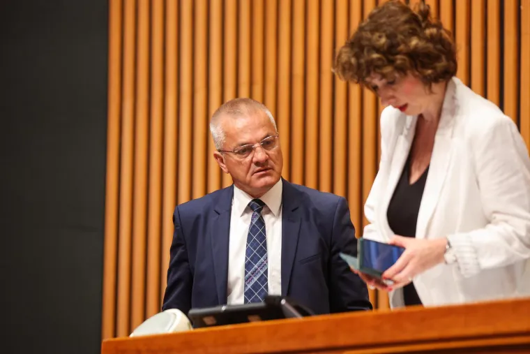 Ne zna se koja je elegantnija: Dame u Saboru odu&scaron;evile modnim izdanjima