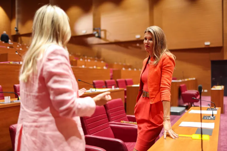 Ne zna se koja je elegantnija: Dame u Saboru odu&scaron;evile modnim izdanjima