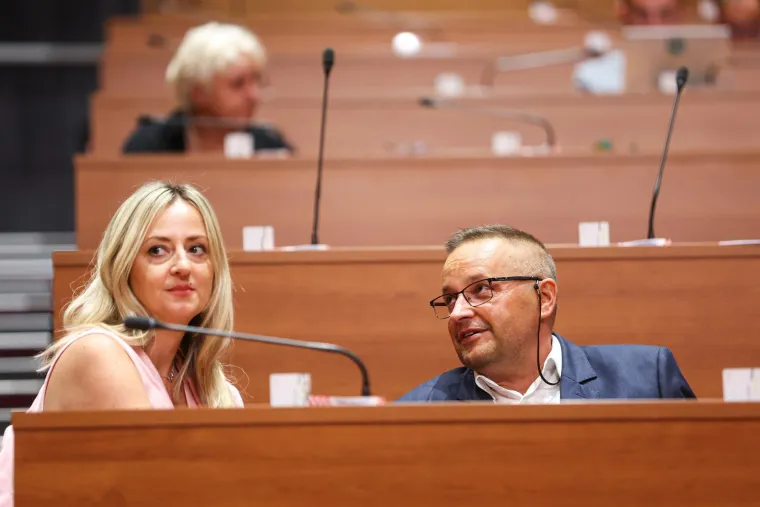 Ne zna se koja je elegantnija: Dame u Saboru odu&scaron;evile modnim izdanjima