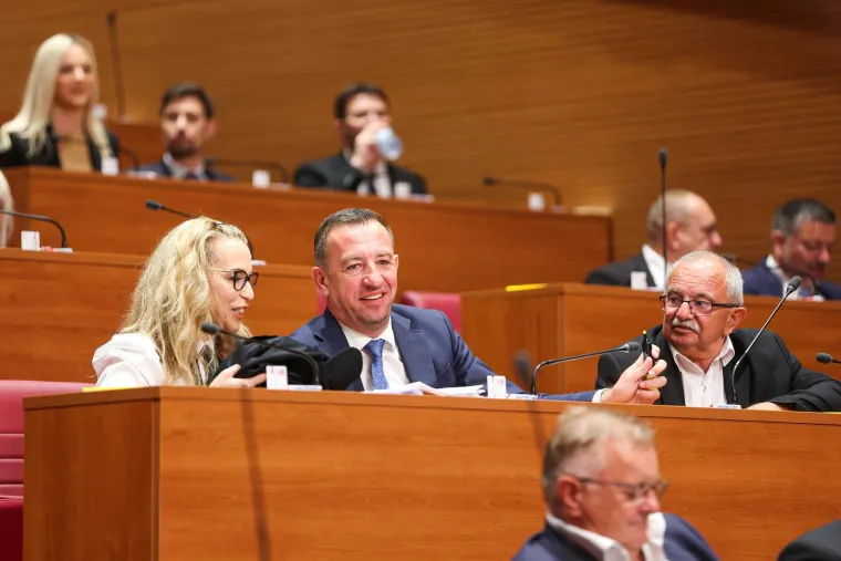 Ne zna se koja je elegantnija: Dame u Saboru odu&scaron;evile modnim izdanjima