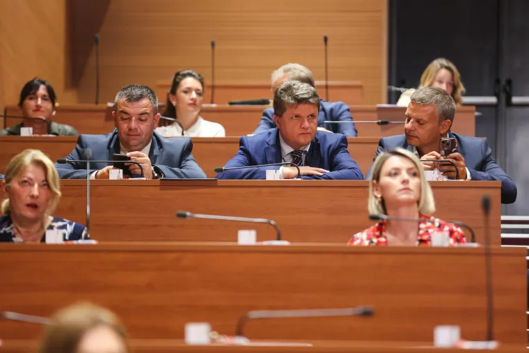 Ne zna se koja je elegantnija: Dame u Saboru odu&scaron;evile modnim izdanjima