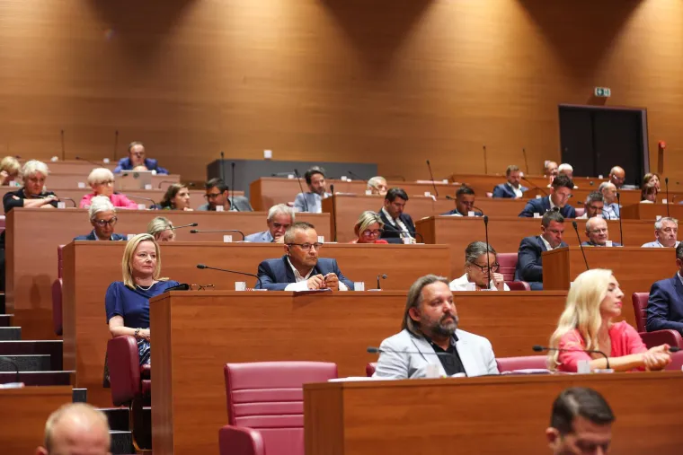 Ne zna se koja je elegantnija: Dame u Saboru odu&scaron;evile modnim izdanjima