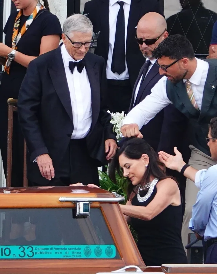 Brutalni dekoltei, brutalni milijuni, Oprah i Bill Gates na vjenčanju Jeffa Bezosa i Lauren Sánchez