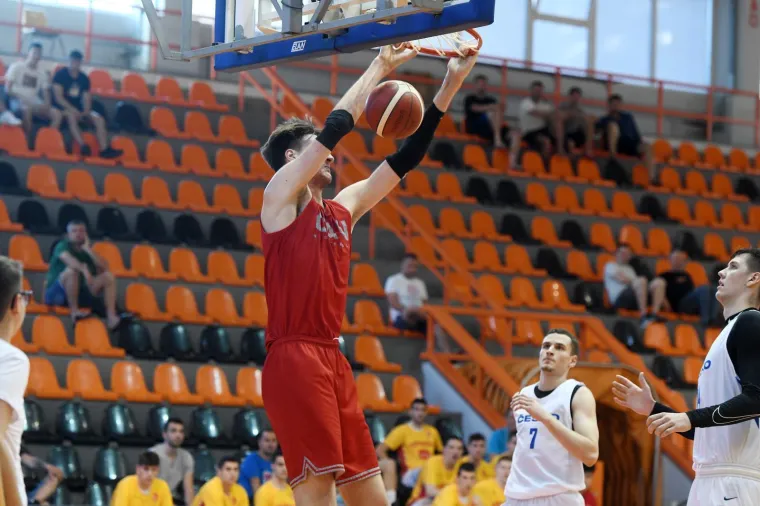 U vrtiću imao 157, a sad 236 cm: Nosi tenisice 57.5 i zaljubio se u &Scaron;ibenik: 'Unesem 6000 kalorija dnevno'