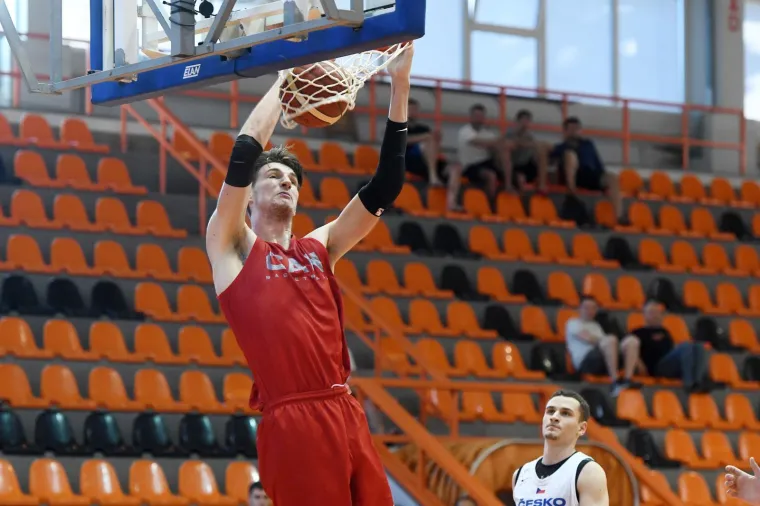 U vrtiću imao 157, a sad 236 cm: Nosi tenisice 57.5 i zaljubio se u &Scaron;ibenik: 'Unesem 6000 kalorija dnevno'