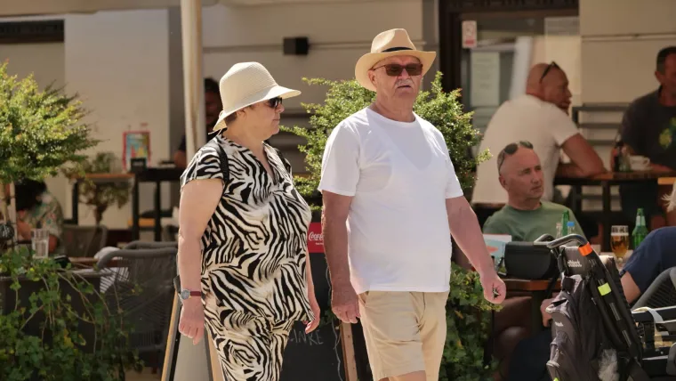 Svi su gledali u nju: Plavuša u crvenim vrućim hlačicama i zamamnom topiću očarala Čakovec