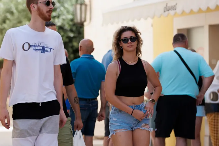 Zadar gori! Turisti preplavili ulice, prekrasne dame pokazale najljepše modne adute