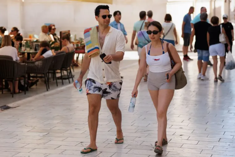 Zadar gori! Turisti preplavili ulice, prekrasne dame pokazale najljepše modne adute