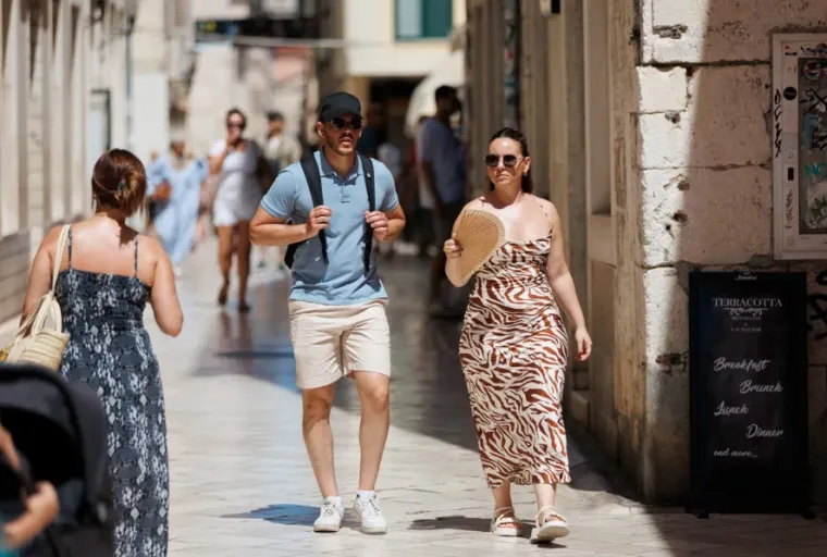 Zadar gori! Turisti preplavili ulice, prekrasne dame pokazale najljepše modne adute