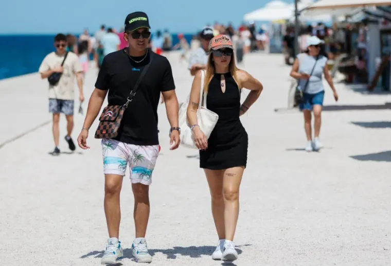 Zadar gori! Turisti preplavili ulice, prekrasne dame pokazale najljepše modne adute