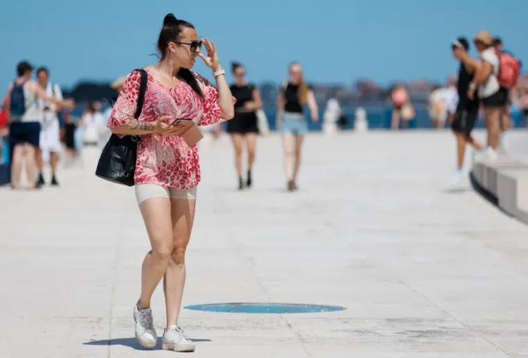 Zadar gori! Turisti preplavili ulice, prekrasne dame pokazale najljepše modne adute