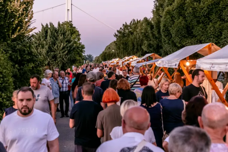 Brineta u bijelom prošetala duge noge i osvojila poglede znatiželjnih Slavonaca